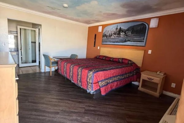 Queen Bed Accessible Non-smoking - Orange County