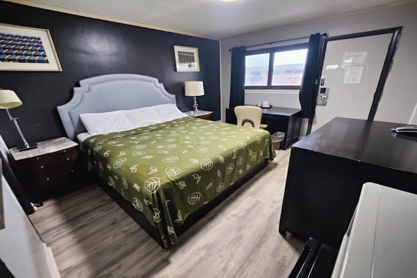 King Bed Non-smoking - Skokie, IL