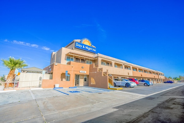 Queen Bed Non-smoking - Victorville