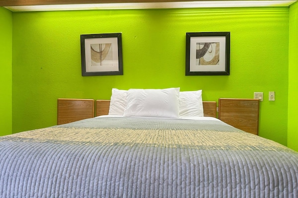 Queen Bed Accessible Non-smoking - Memphis, TN
