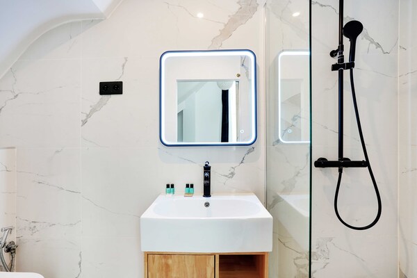 Modern appartement aan de Avenue des Champs-Élysées in Parijs - thumbnail 4