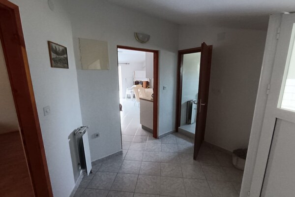 Appartement met terras op 100m van het strand in Rab - thumbnail 6