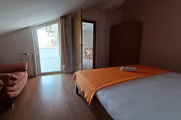 Appartement met terras op 100m van het strand in Rab - thumbnail 4