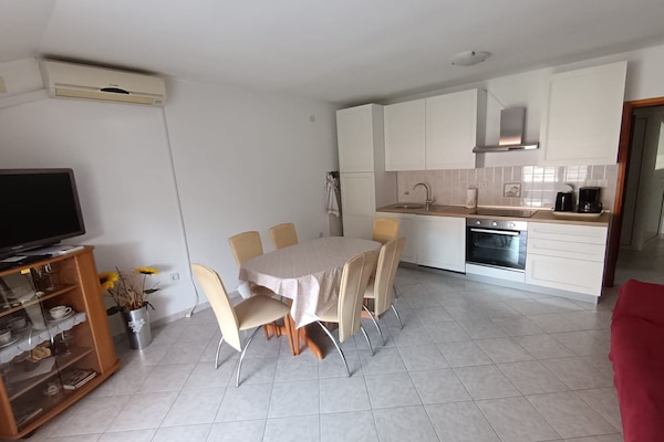 Appartement met terras op 100m van het strand in Rab - thumbnail 2