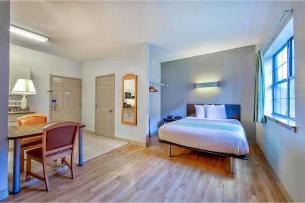 Us_bea001_queen Bed Accessible With Kitchenette Non-smoking - Beaumont, TX