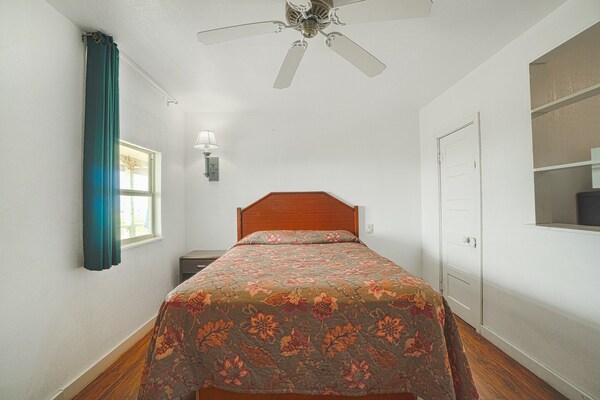 Queen Bed With Kitchenette Non-smoking - Corpus Christi, TX