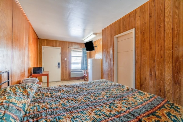 King Bed With Kitchenette Non-smoking - Corpus Christi