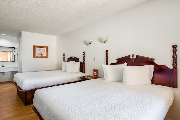 Premium 2 Queen Bed Smoking - Fort Parker State Park, Mexia