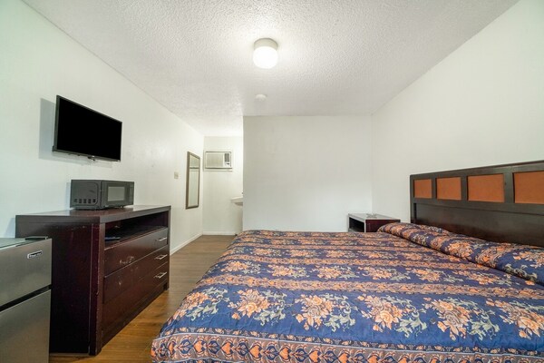 Queen Bed Smoking - Palestine, TX