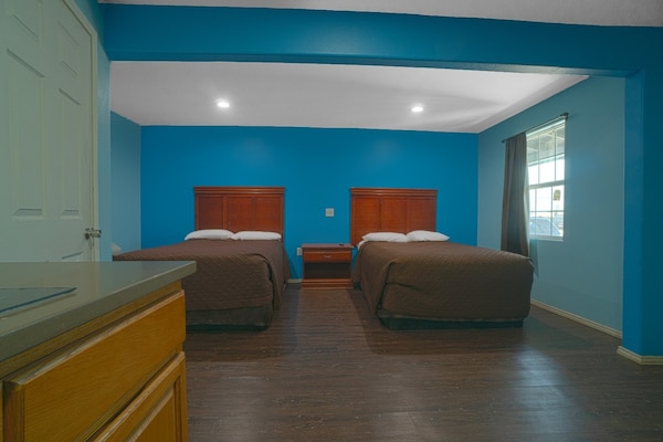 2 Queen Beds With Kitchenette - Corpus Christi, TX