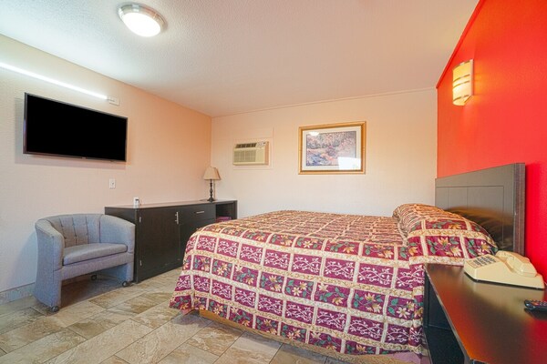 King Bed Smoking - Santa Maria, TX