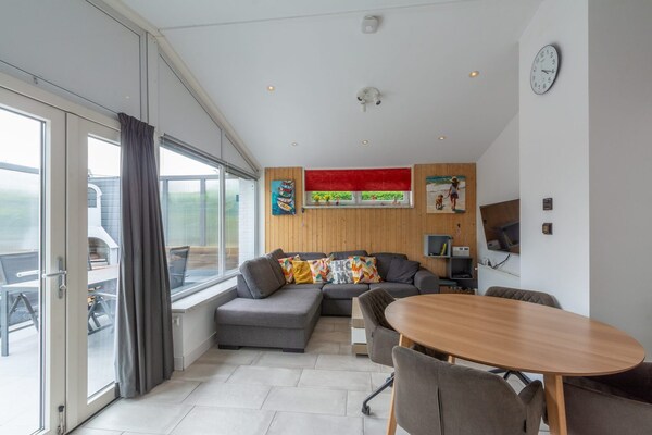 Vrijstaande bungalow met grote tuin op 1,6 km van strand Sint Maartenszee - thumbnail 2