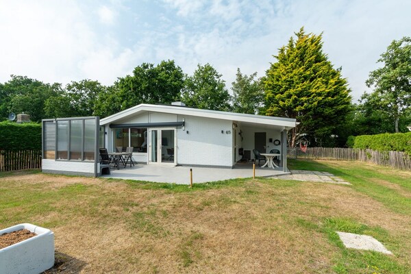 Vrijstaande bungalow met grote tuin op 1,6 km van strand Sint Maartenszee - thumbnail 6