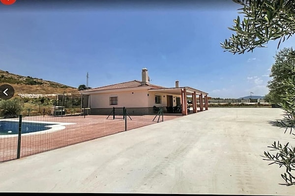 Villa Ballesteros: Ruim vakantiehuis met privézwembad in de Guadalhorce-vallei - thumbnail 2