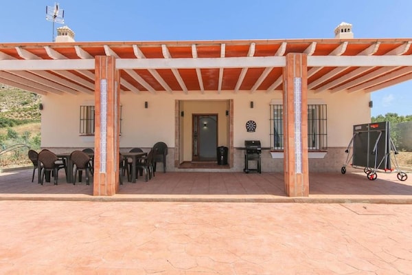 Villa Ballesteros: Ruim vakantiehuis met privézwembad in de Guadalhorce-vallei - thumbnail 1