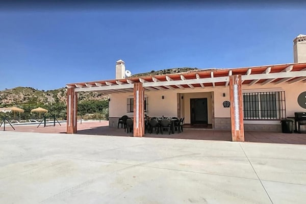 Villa Ballesteros: Ruim vakantiehuis met privézwembad in de Guadalhorce-vallei - thumbnail 4