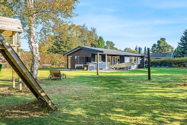 Vrijstaand vakantiehuis aan de golfbaan, 470m van strand Marielyst - thumbnail 1