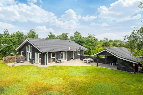 Luxe vrijstaand vakantiehuis met spa & sauna, 600m van Ringkøbing Fjord - thumbnail 1