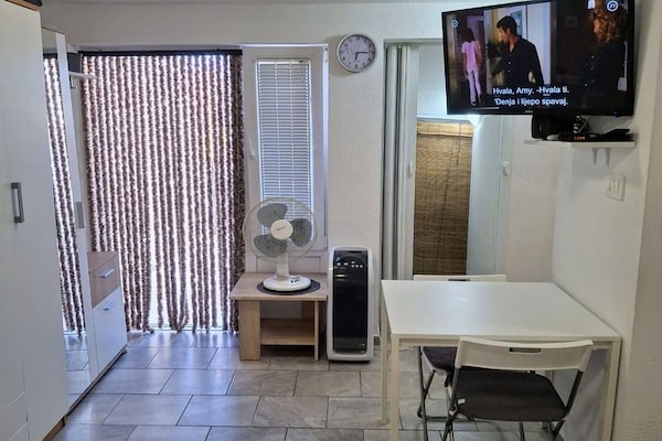 Classic appartement aan zee in Donji Karin – 200m van het strand - thumbnail 1