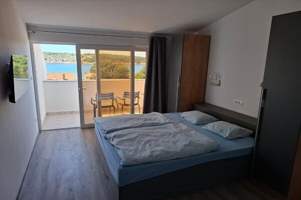 Duik in luxe: Deluxe kamer met balkon en zeezicht op Rab - thumbnail 1