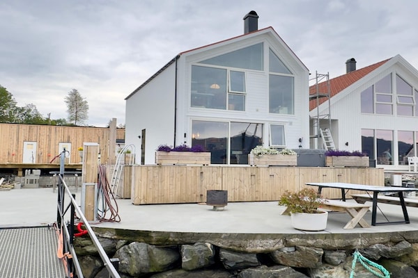 Authentiek vissershuis aan het water met panoramisch uitzicht op zee in Huglo - thumbnail 6