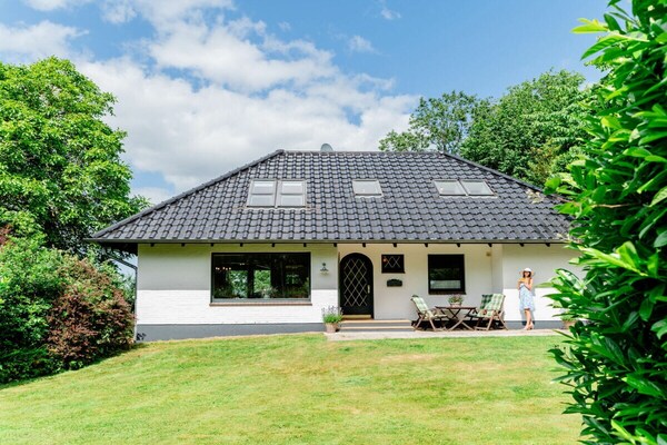Ruim vakantiehuis met sauna en panoramisch zeezicht in Langballig - thumbnail 1