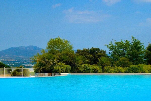 Golfvakantiehuis met zwembad, tuin en zeezicht nabij Sainte-Maxime - thumbnail 4