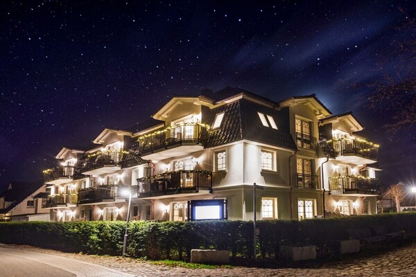 Luxe appartement direct aan het strand van Zingst met sauna en zeezicht - thumbnail 1