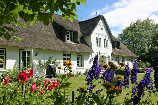 Pastor's Stuv: Sfeervol vakantieappartement in historische Oude Pastorie met parkachtige tuin - thumbnail 1
