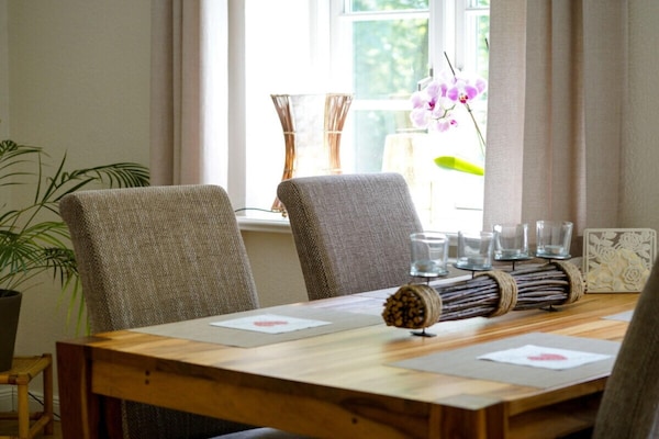 Pastor's Stuv: Sfeervol vakantieappartement in historische Oude Pastorie met parkachtige tuin - thumbnail 4