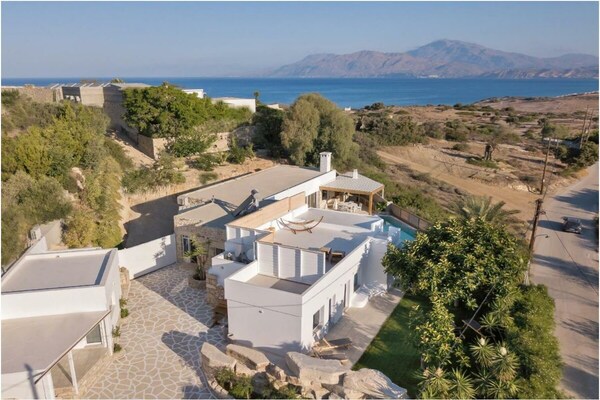 Ruime villa voor 8 in Pitsidia, Kreta met uitzicht op de Libische Zee - thumbnail 2
