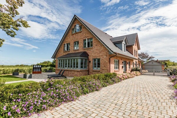 Caras Hus in Midlum: 180m² luxe met privésauna aan de Noordzeekust - thumbnail 1