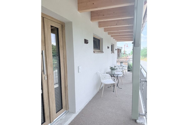 Deluxe Appartement Star Magic met panoramisch uitzicht op de natuurlijke vijver in Großpösna - thumbnail 3