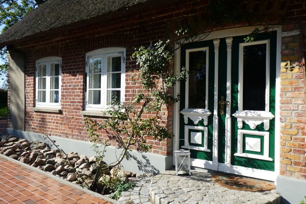 Gerenoveerd rieten dak vakantiehuis met grote tuin bij Stoltebüll - thumbnail 1
