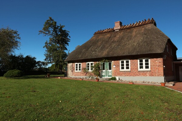Gerenoveerd rieten dak vakantiehuis met grote tuin bij Stoltebüll - thumbnail 5
