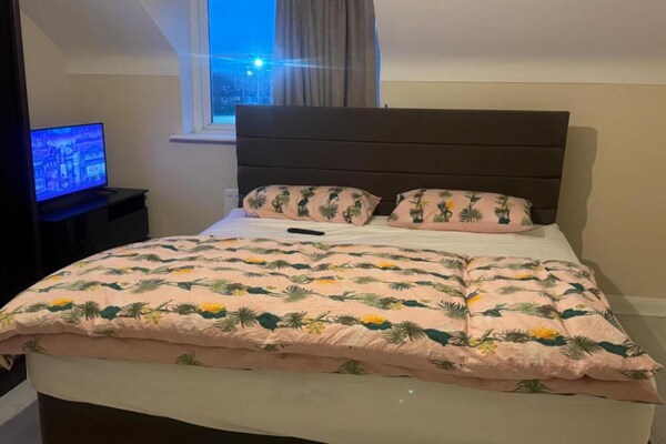 Comfortabele Kingsize Kamer met Terras en Parkeren in Manchester - thumbnail 3