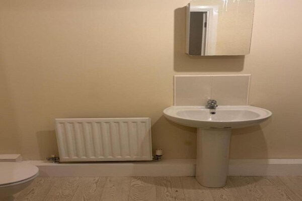 Comfortabele Kingsize Kamer met Terras en Parkeren in Manchester - thumbnail 6