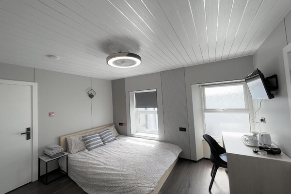 Compacte standaardstudio voor 2 in Pembroke Dock met gratis WiFi - thumbnail 3