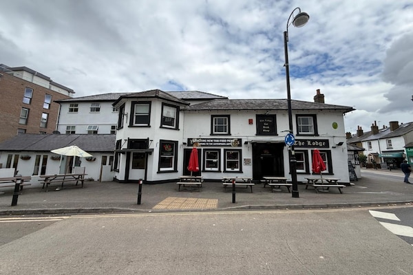 Knusse Twin Room bij The Watmans Arms – Landelijk Hersham, vlakbij Londen - thumbnail 1