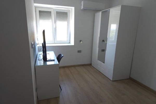 Twin Room 7 in Vrbnik-Knin: Historisch erfgoed en comfort voor twee - thumbnail 2