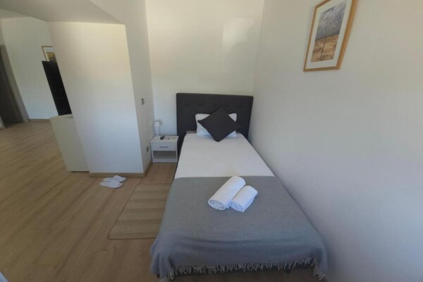 Twin Room 7 in Vrbnik-Knin: Historisch erfgoed en comfort voor twee - thumbnail 4
