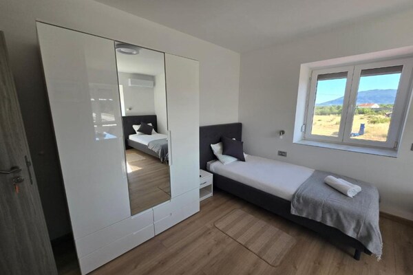 Twin Room 7 in Vrbnik-Knin: Historisch erfgoed en comfort voor twee - thumbnail 5