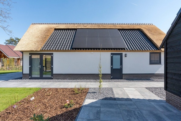 Rietgedekte bungalow met uitzicht op vijver in Parc de Kievit, Baarle-Nassau - thumbnail 1