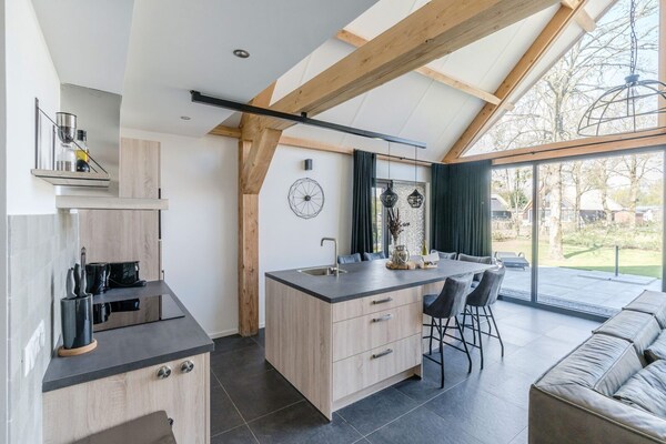 Rietgedekte bungalow met uitzicht op vijver in Parc de Kievit, Baarle-Nassau - thumbnail 3