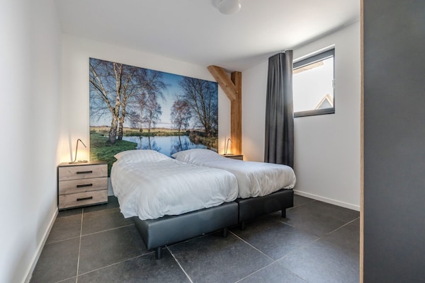 Rietgedekte bungalow met uitzicht op vijver in Parc de Kievit, Baarle-Nassau - thumbnail 4