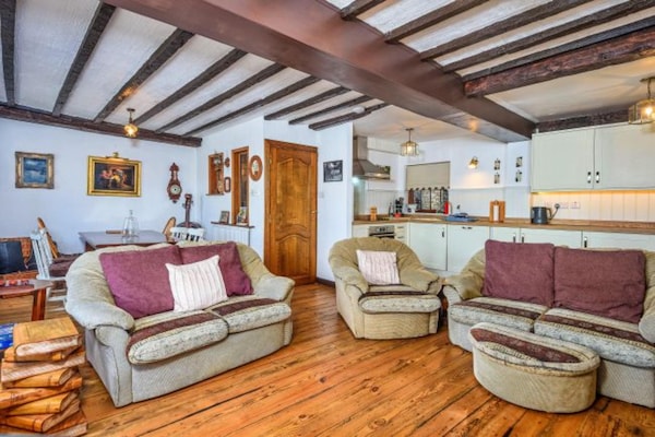 Ukulele Cottage - thumbnail 2