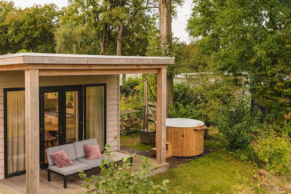 Luxe vakantiehuis aan de Regge in Zuna met privé jacuzzi - thumbnail 1