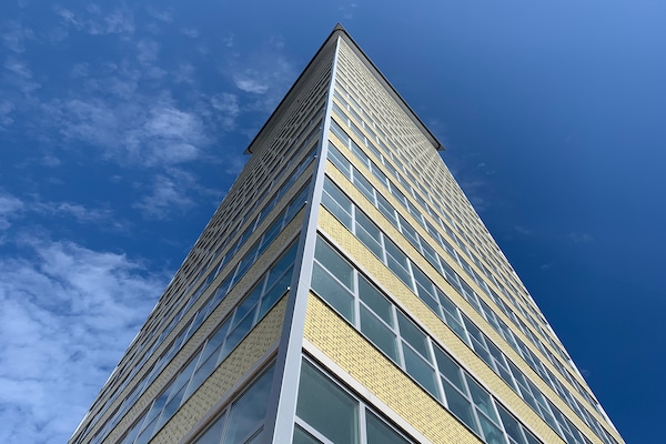 Licht penthouse met panoramisch uitzicht in historische toren, Den Haag - thumbnail 2