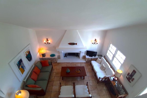 Beachfront Skaloma Villa: direct aan zee met 5 slaapkamers in Fokida - thumbnail 1