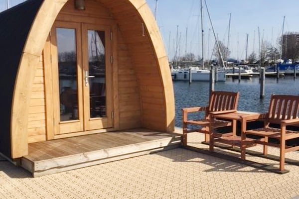 Unieke waterbubbel op de jachthaven – romantisch overnachten op het water in Almere - thumbnail 1